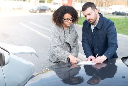 man and woman negotiating settlement after car accident